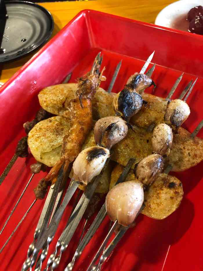 开心一百串-"中午跟小伙伴出去办事儿的路上说找口吃的,.