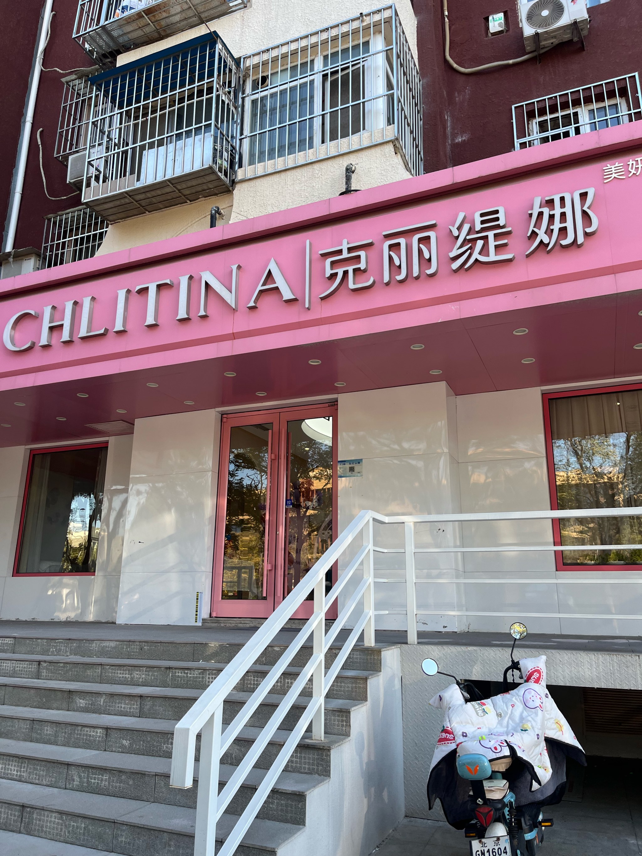 定南縣專業(yè)化妝店(學(xué)化妝去專業(yè)的學(xué)校還是店里好)