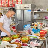 周围都是霓虹灯 氛围感十足