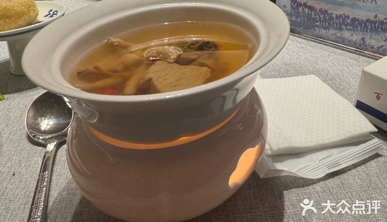 重点说说生日宴吧!小团队非常卖力有歌有舞 尤其主持姐姐