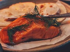 烟熏三文鱼配烤饺子皮和芥末籽酱-BOR Eatery(安福路店)