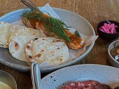 烟熏三文鱼配烤饺子皮和芥末籽酱-BOR Eatery(安福路店)