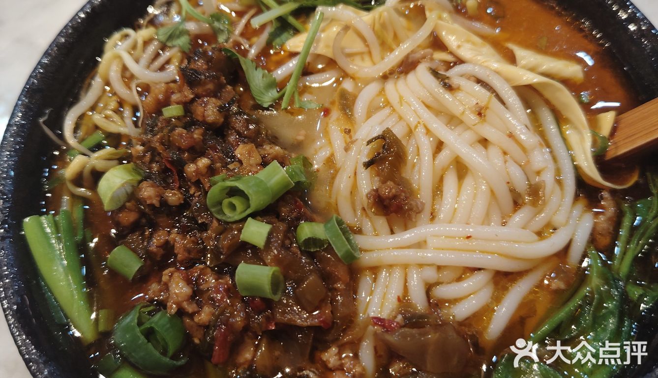 一份酸菜米线才18，很入味，米线软硬适宜