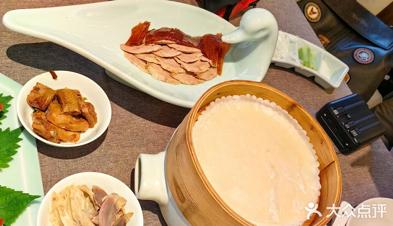 大快朵颐烤鸭时