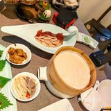 大快朵颐烤鸭时