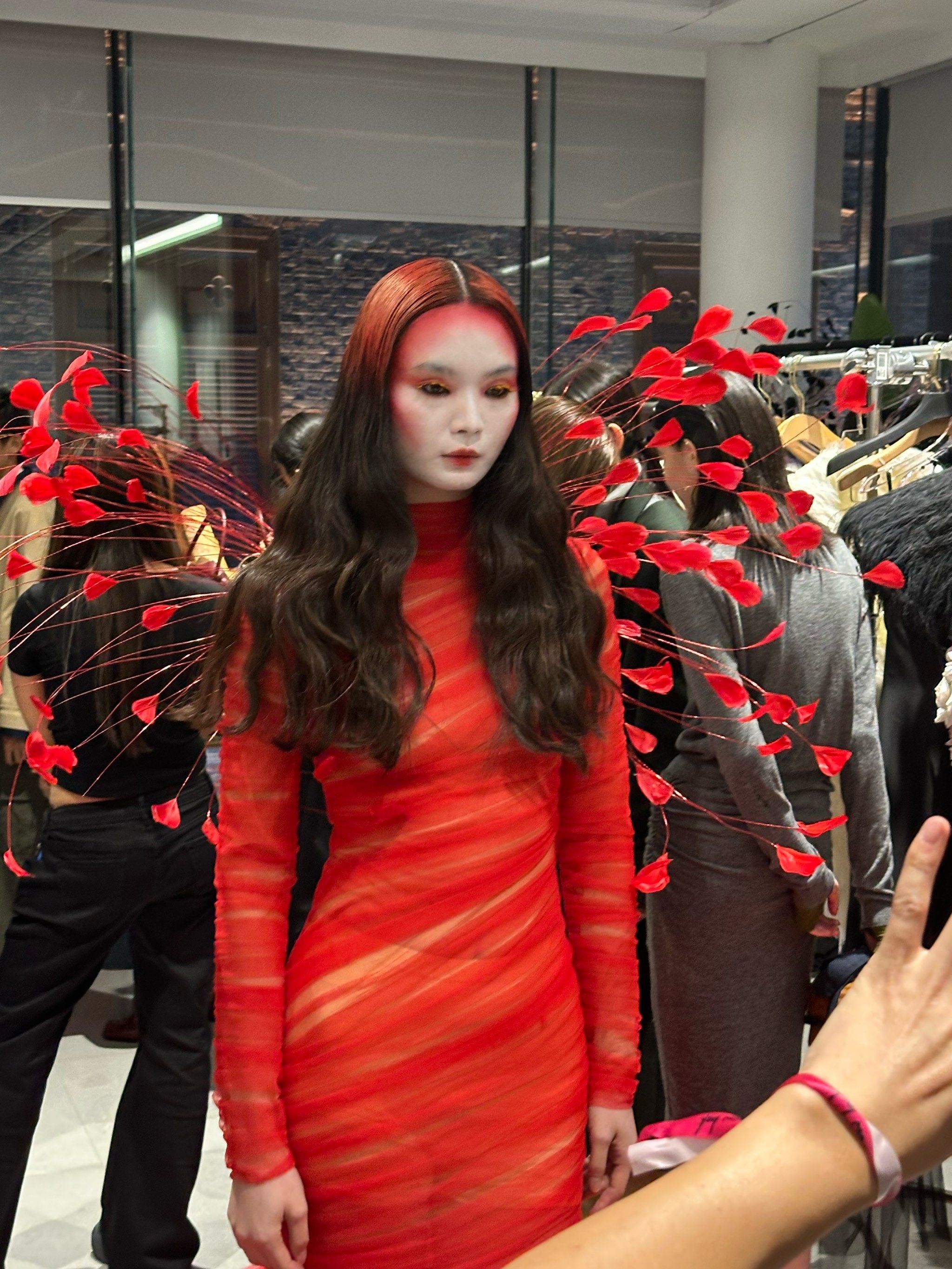 卷发与红色魅力搭档