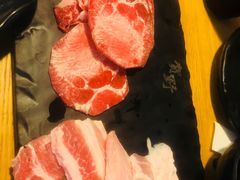 切薄片的牛舌-贺野·自助炭火烤肉(紫藤路店)