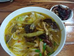 酸菜肉丝米线-越洋肖氏老米线(杨家坪店)