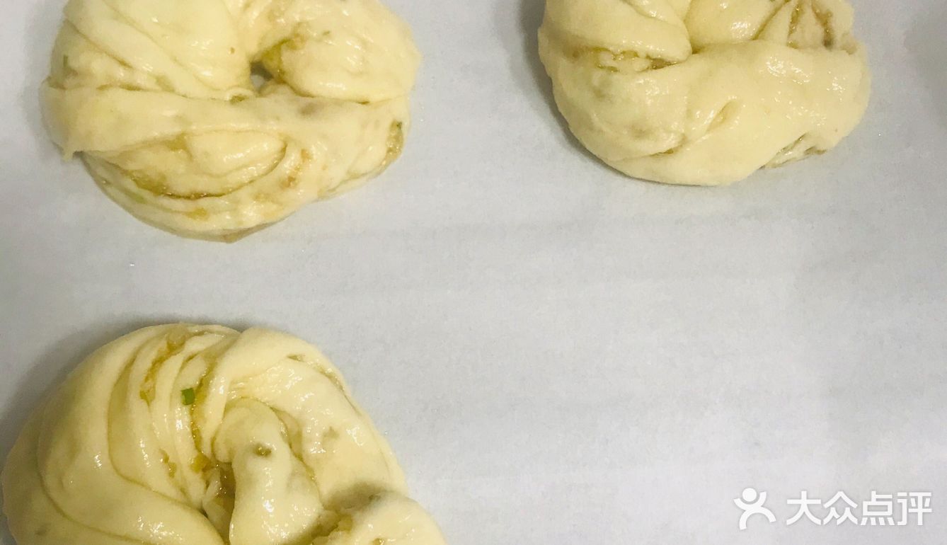 做了1个小版的辫子面包+4个小圆包