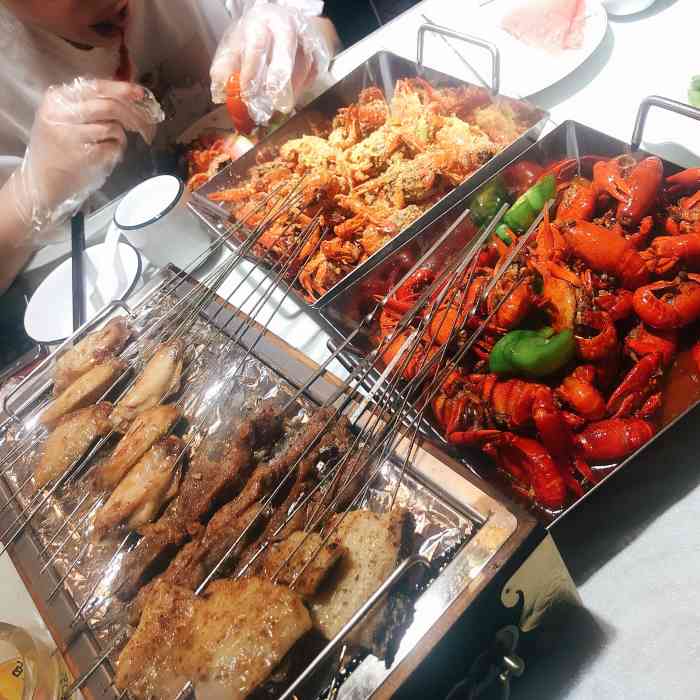 锋味龙虾烧烤-"[薄荷]环境:环境只能说大厅里面布局不.