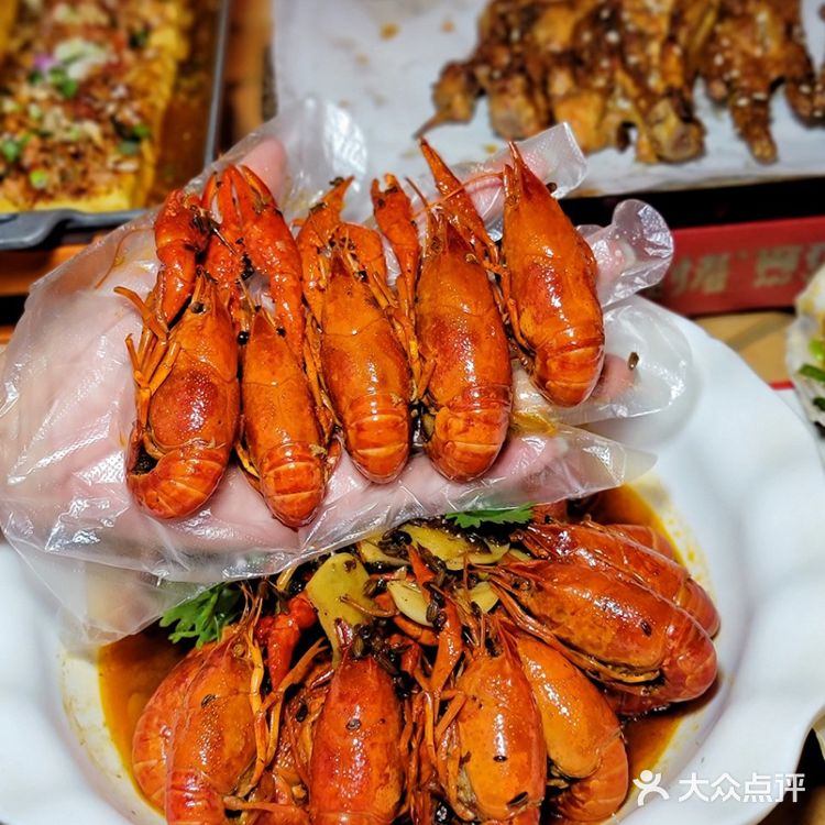 夏日宵夜三件套，小龙虾烧烤配啤酒‼️