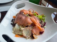 烟熏三文鱼牛油果时蔬沙拉-YUE·6·西式融合餐厅(外滩六号店)