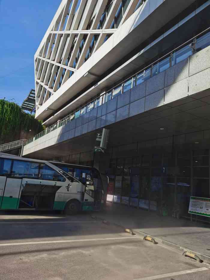 四公里交通换乘枢纽-"重庆四公里交通换乘站位于南坪这边,车站.