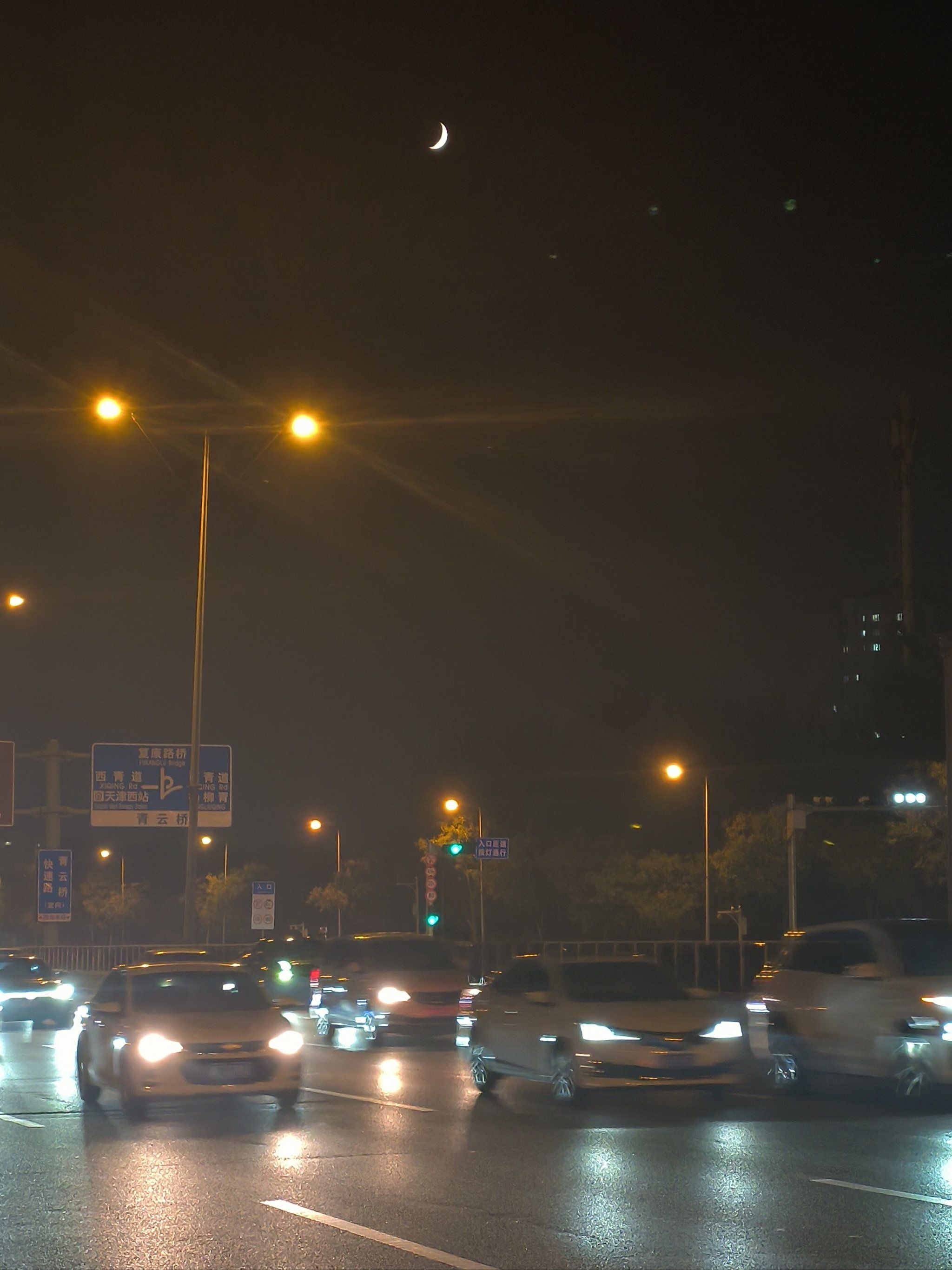 城影下的夜行车