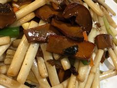 花生苗炒鲜牛肝菌-佛有缘·32年老字号(广州首店)