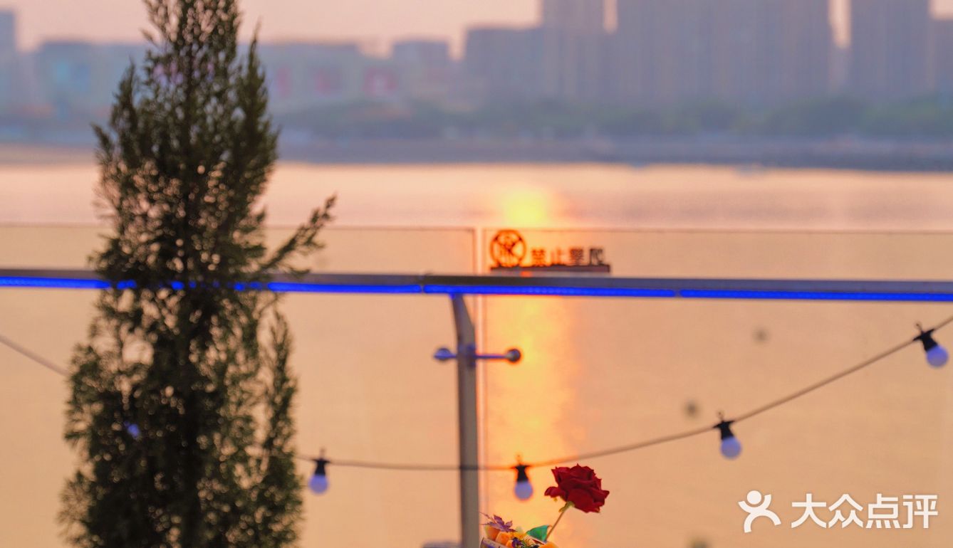 没夕阳哪算约会，这家餐吧星空都弄来了