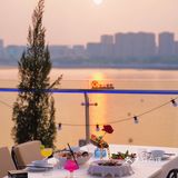 没夕阳哪算约会，这家餐吧星空都弄来了
