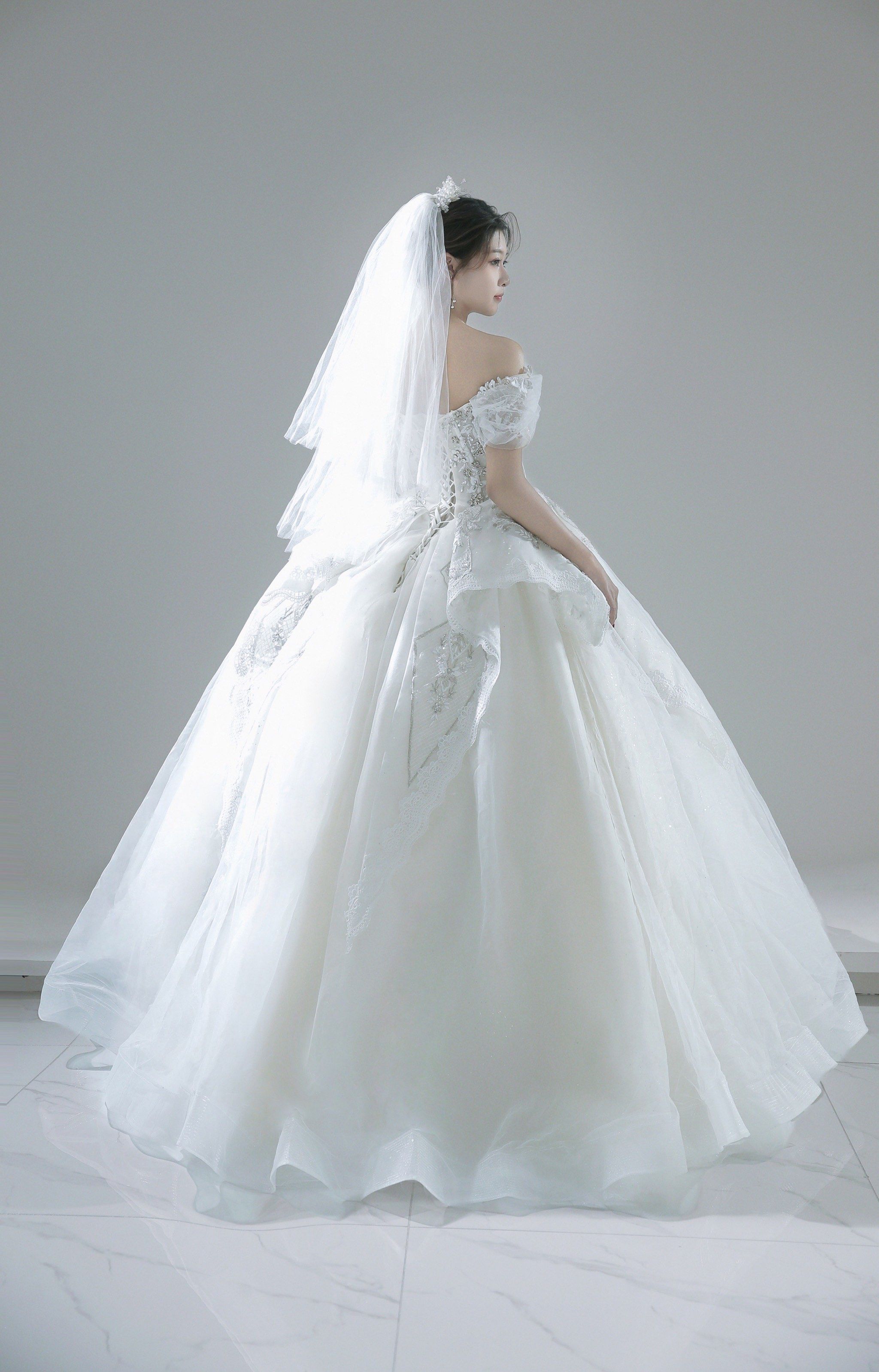 一字肩齐地婚纱