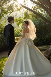 -现代经典婚纱摄影