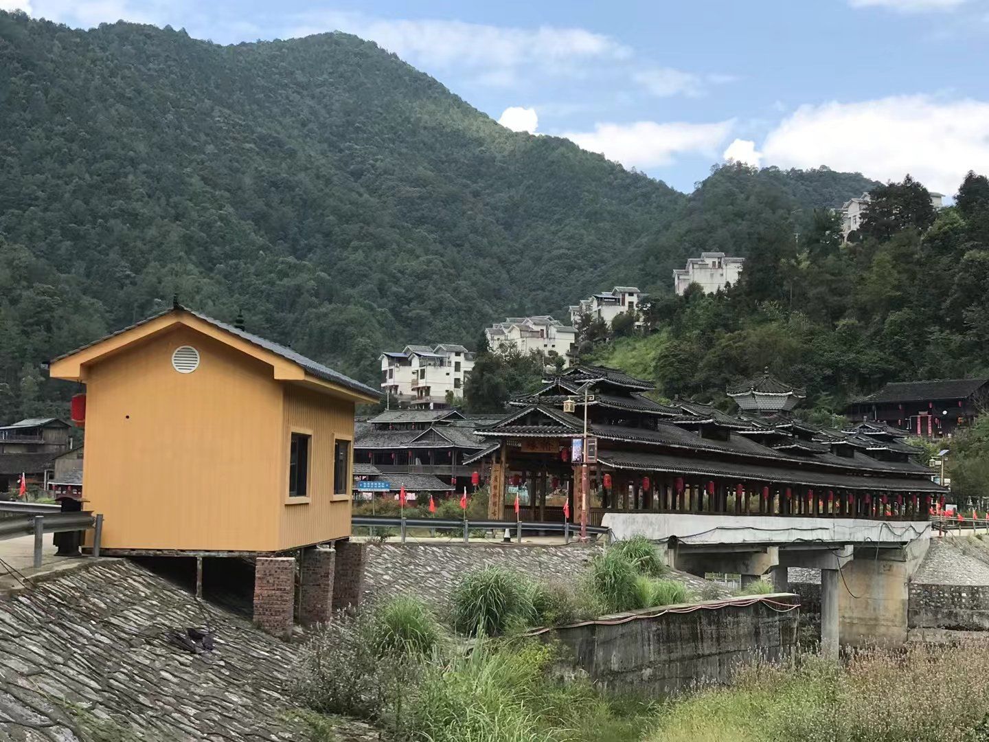 创作者服务中心
桐冲口千年瑶寨是位于湖南省永州市江华县境内狄换