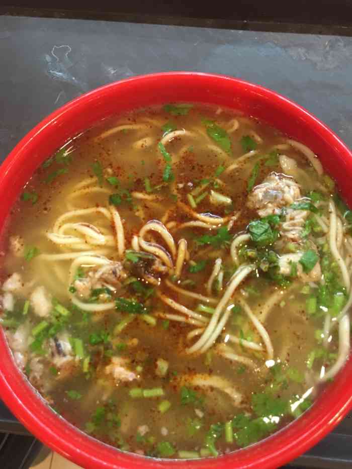 亮亮拉面(经八路华联店)-"经八路华联店的猪肘汤面8元一碗,英雄山的.