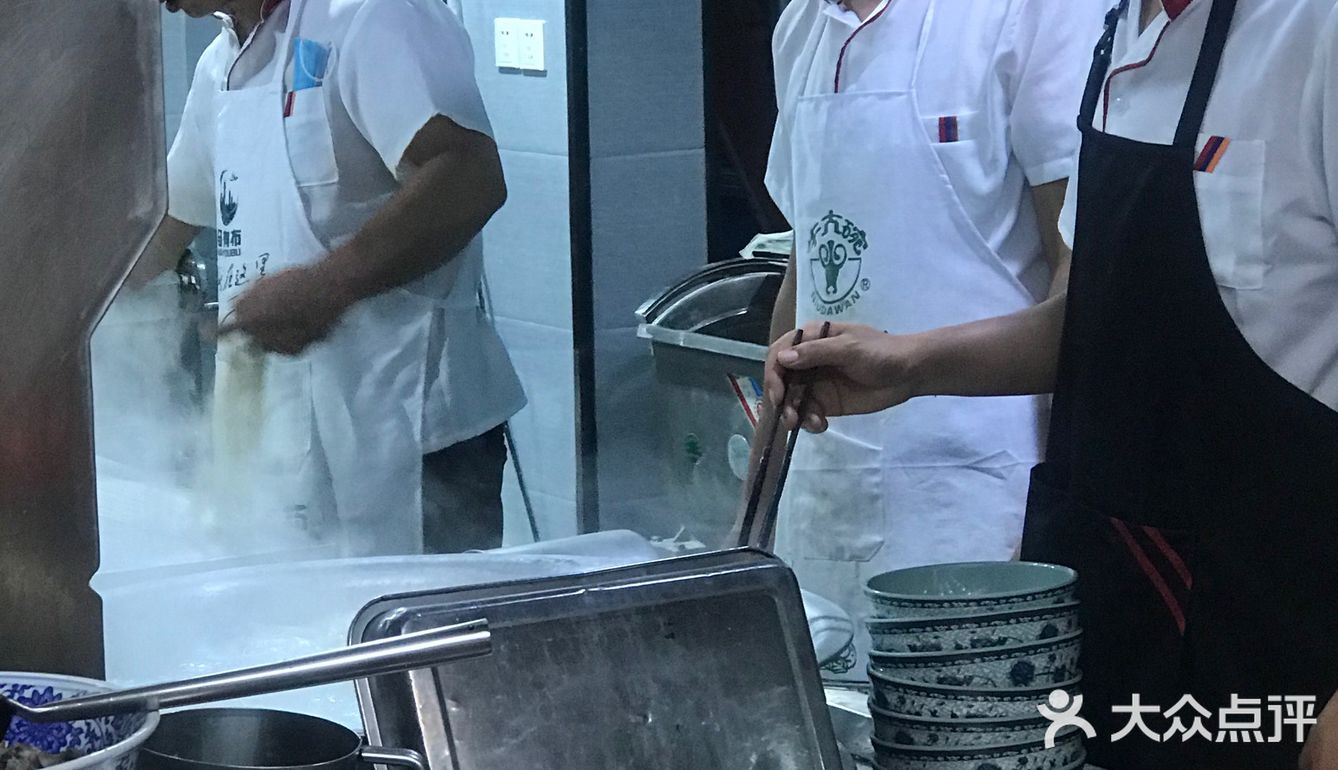 他们自制的油辣子看着通红通红的不是很辣但非常香