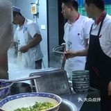 他们自制的油辣子看着通红通红的不是很辣但非常香