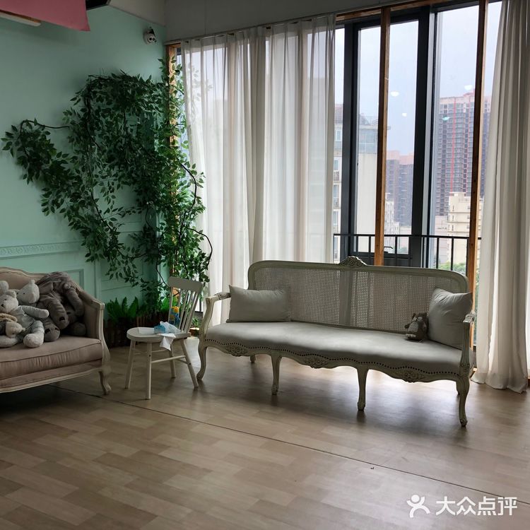 店铺主打儿童+孕妇+全家福的摄影 环境属于工业风