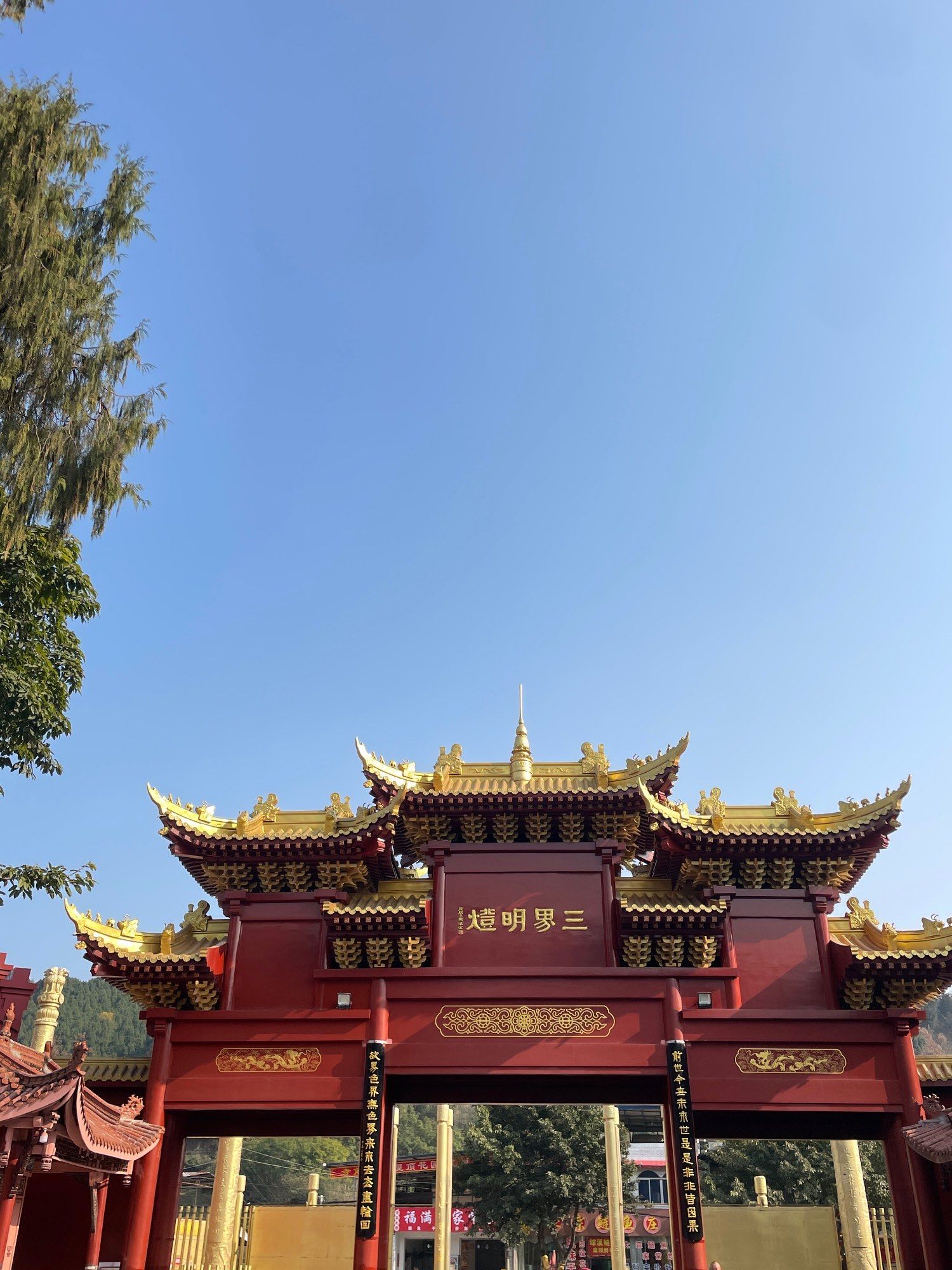 石经寺去了!上班和上进之间 选择了上香!