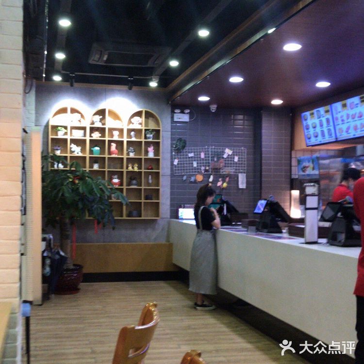 环境： 环境优美，干净整洁，有情调的餐厅