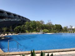 室外游泳池-上海滴水湖皇冠假日酒店