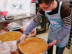 老板在做芋头糕-芋知己农家特色小吃(江南店)