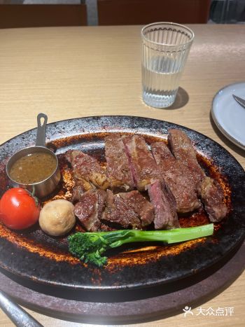 第一个是江汉路上一家西餐厅的原切牛排，第二个是我自己