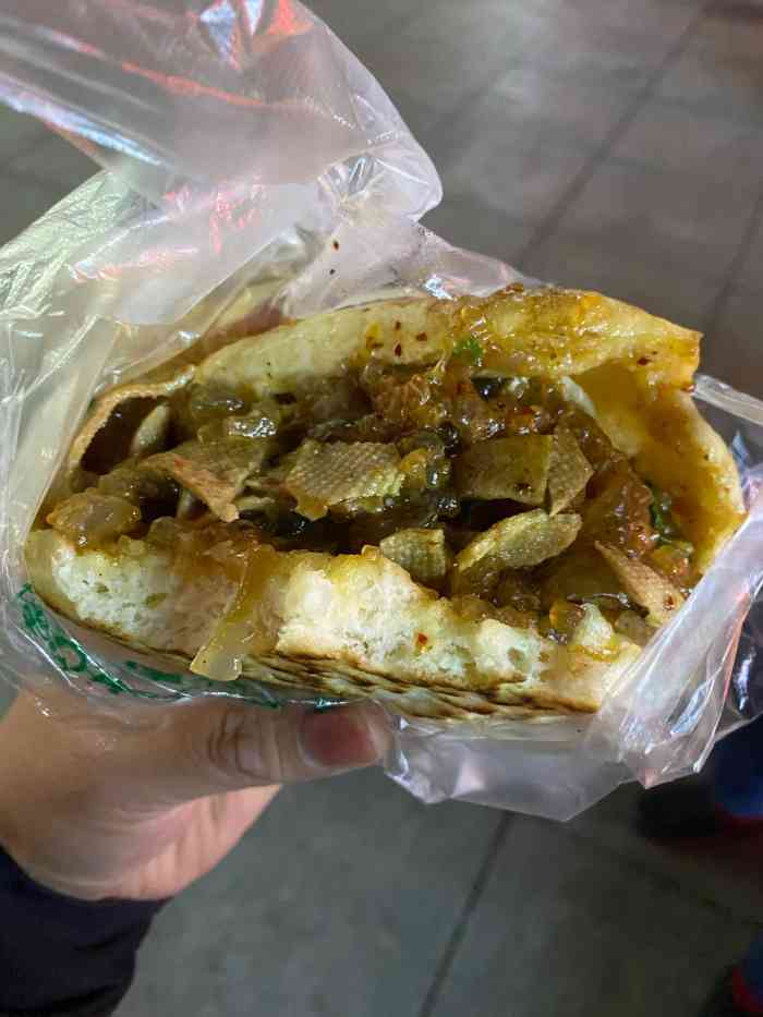 当地特色的小吃,炒凉粉夹烧饼吃,也是完美的组合了.