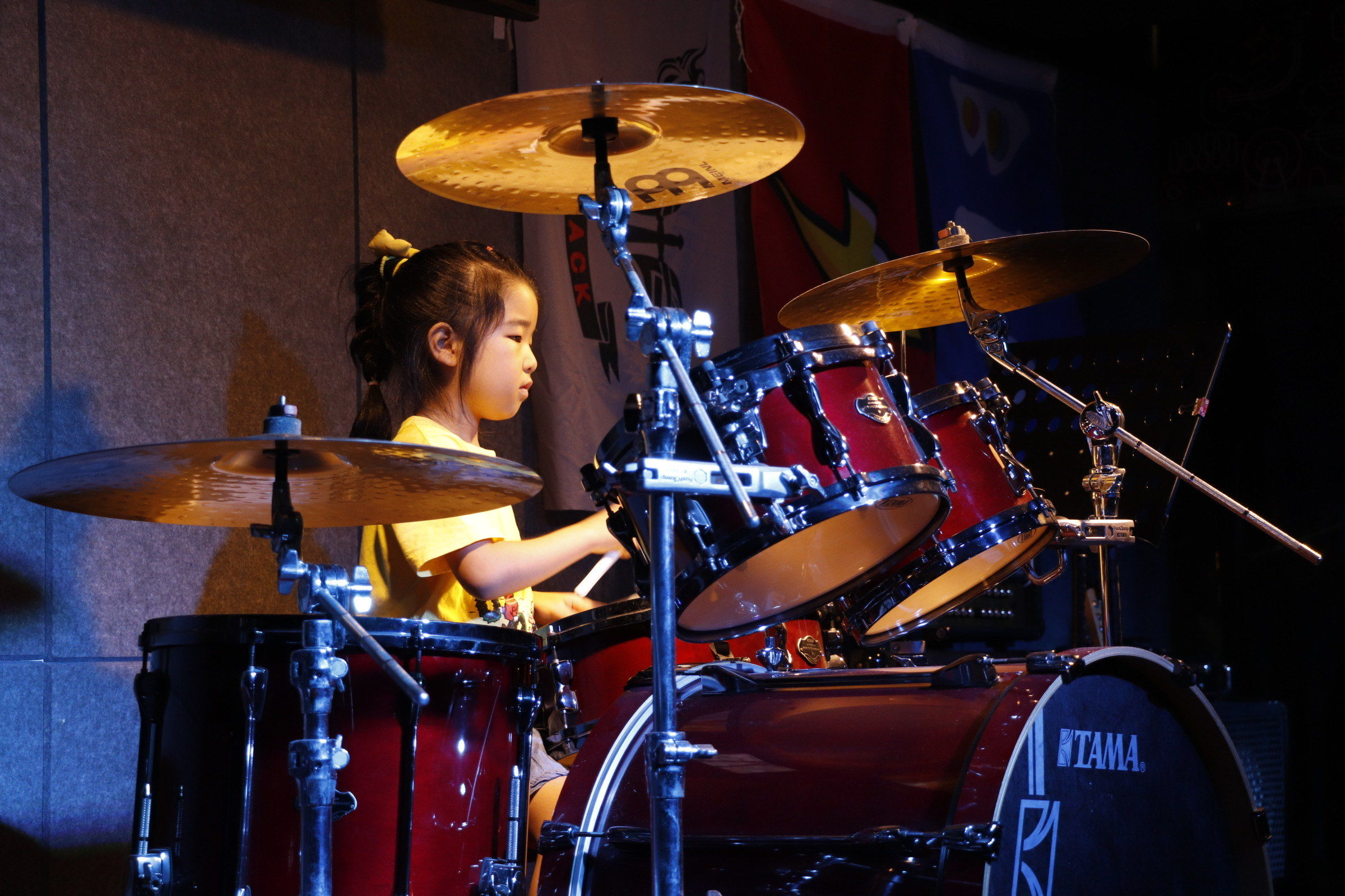 打架子鼓的小女孩儿太酷啦!