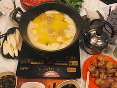 -鲜入围煮花胶鸡海鲜火锅