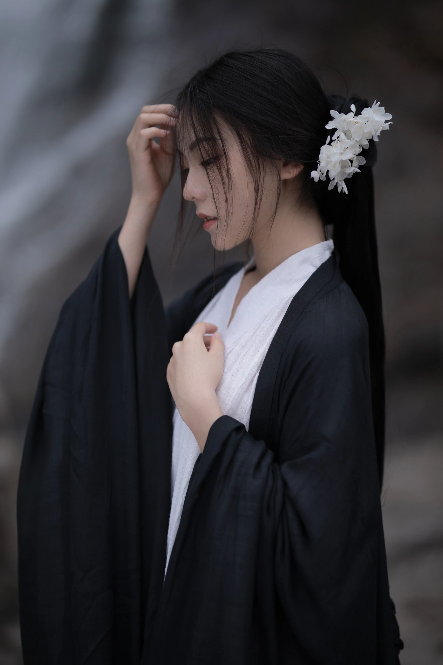 落笔都是你～
清冷破碎感国风写真

一身飘逸的黑色汉服
乌丝