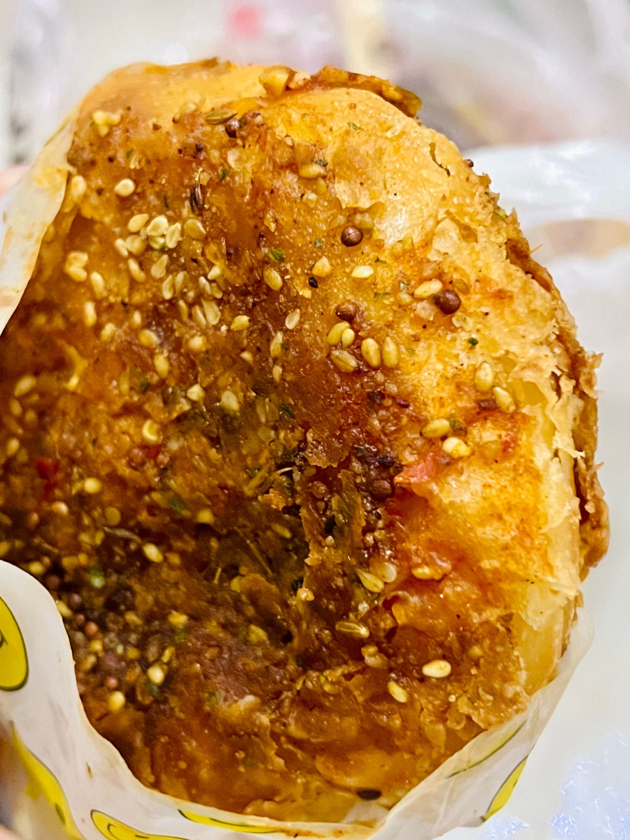 油炸的的烧饼外皮酥脆,内里柔软,咬一口就停不下来,午餐搭配老式麻辣