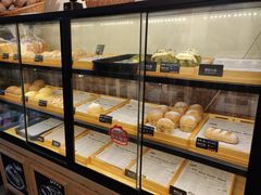 面包甜点陈列柜-啊噗吐呦现场烘焙(麦凯乐店)