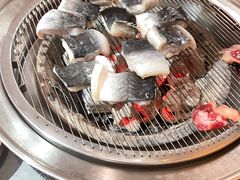 -围炉肉舍•炭烤活鳗•丹东海鲜烤肉(步行街店)