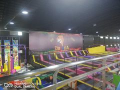 -嘿哟动霸CHUA·新潮玩运动娱乐中心·蹦床滑冰团建乐园