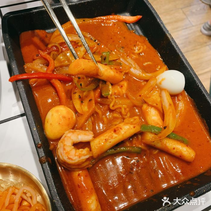 厚有蛋·朝鲜族现压牛肉冷面辣炒年糕图片