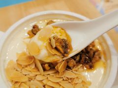 琥珀果仁双皮奶-满记甜品(巴黎春天宝山店)