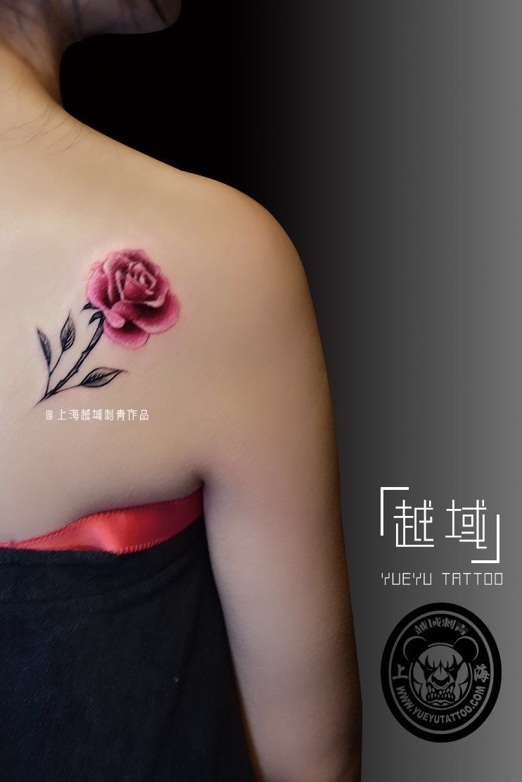 肩膀玫瑰花纹身