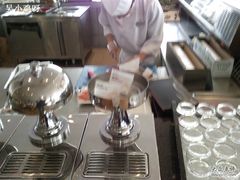 厨师正在切三文鱼~-昆山琶拉帝诗酒店·河畔咖啡厅Riverside Cafe