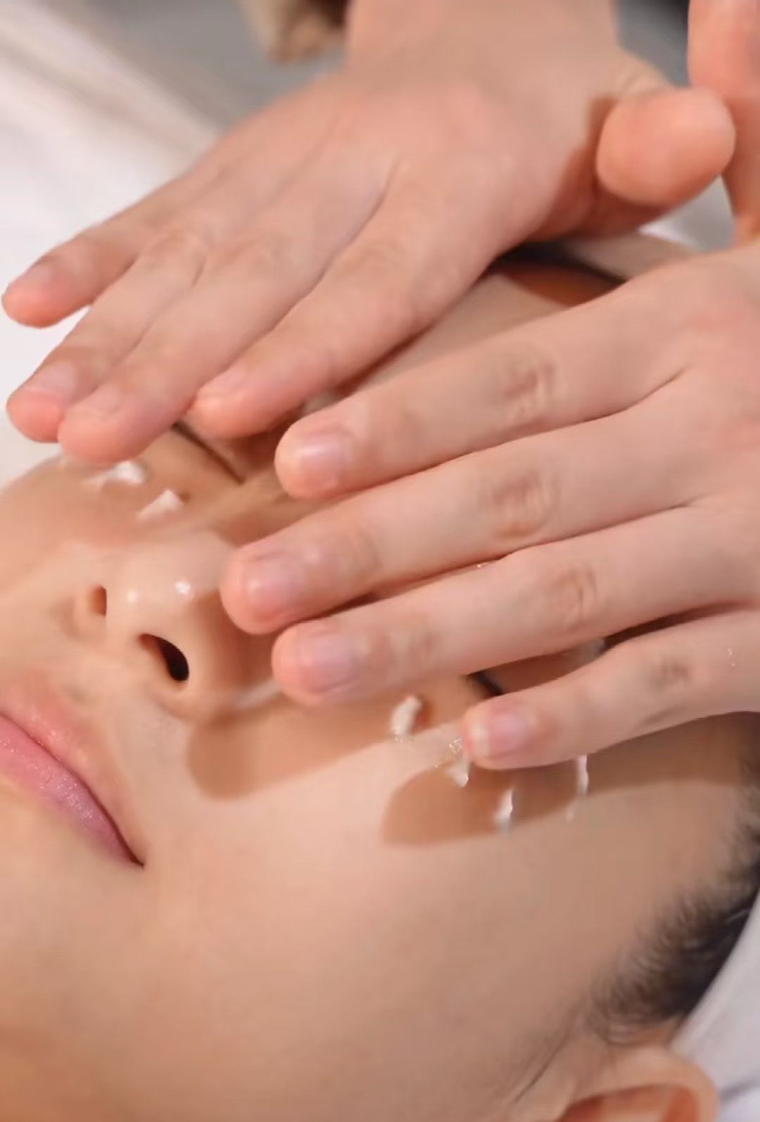 眼护开始,美容师先用温和产品清洁眼部,动作超细致