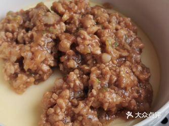 碗口用保鲜膜封住,牙签戳几个洞,蒸蛋,锅中放油