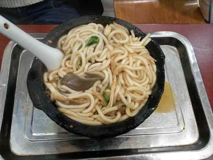 这家老通城有点类似于那种美食城,店里面不仅仅有招牌豆皮,还有热干面