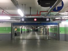 -绿地缤纷城-停车场