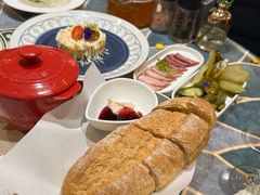 俄式大列巴配肥肝肉酱-MIO弥欧洋房西餐厅(中央大街店)